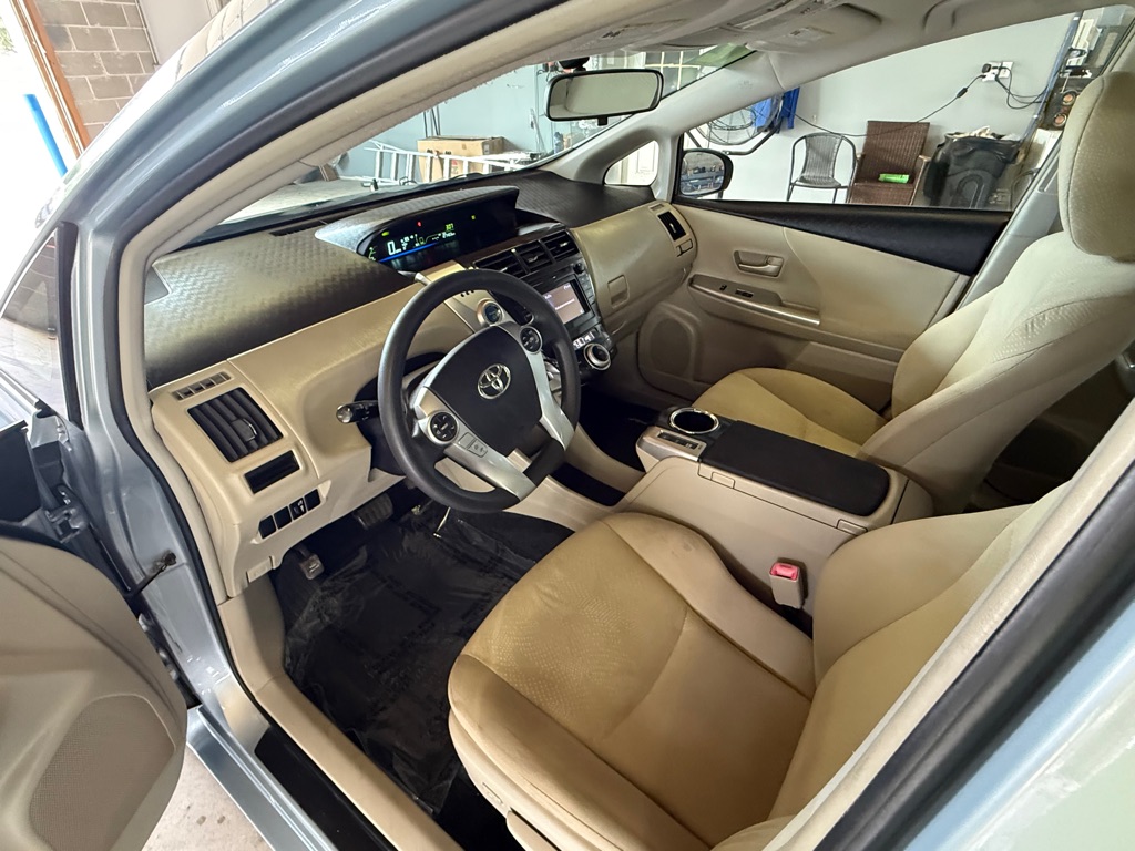 Photo 11 of this TOYOTA PRIUS V