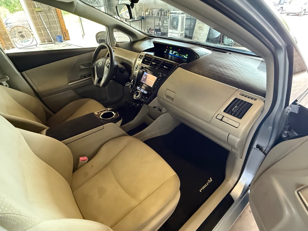 Photo 20 of this TOYOTA PRIUS V