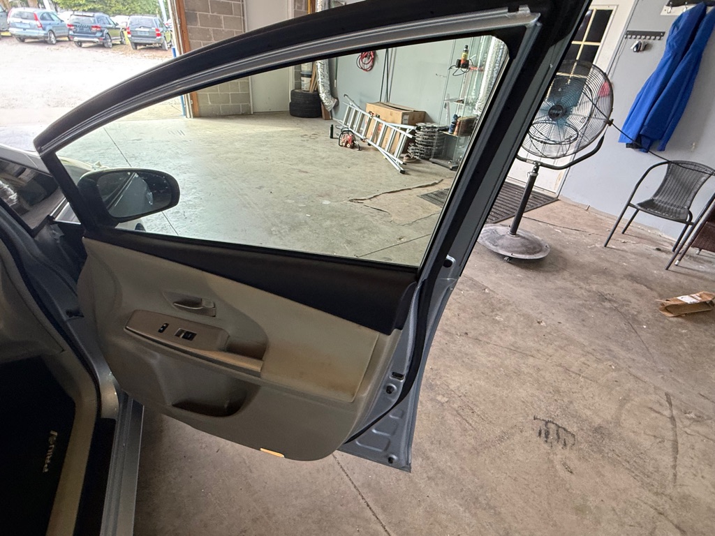 Photo 23 of this TOYOTA PRIUS V