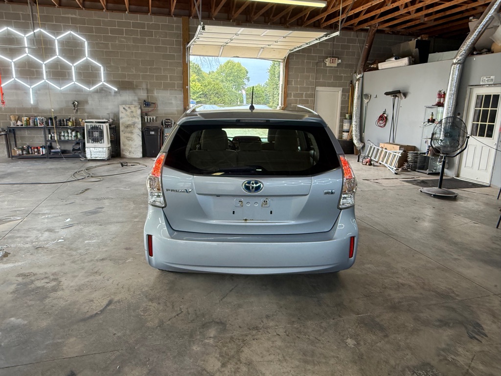 Photo 6 of this TOYOTA PRIUS V