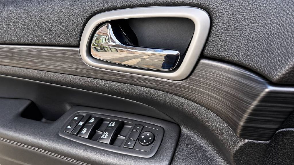 Photo 21 of this JEEP GRAND CHEROKEE