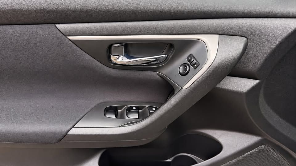 Photo 19 of this NISSAN ALTIMA S
