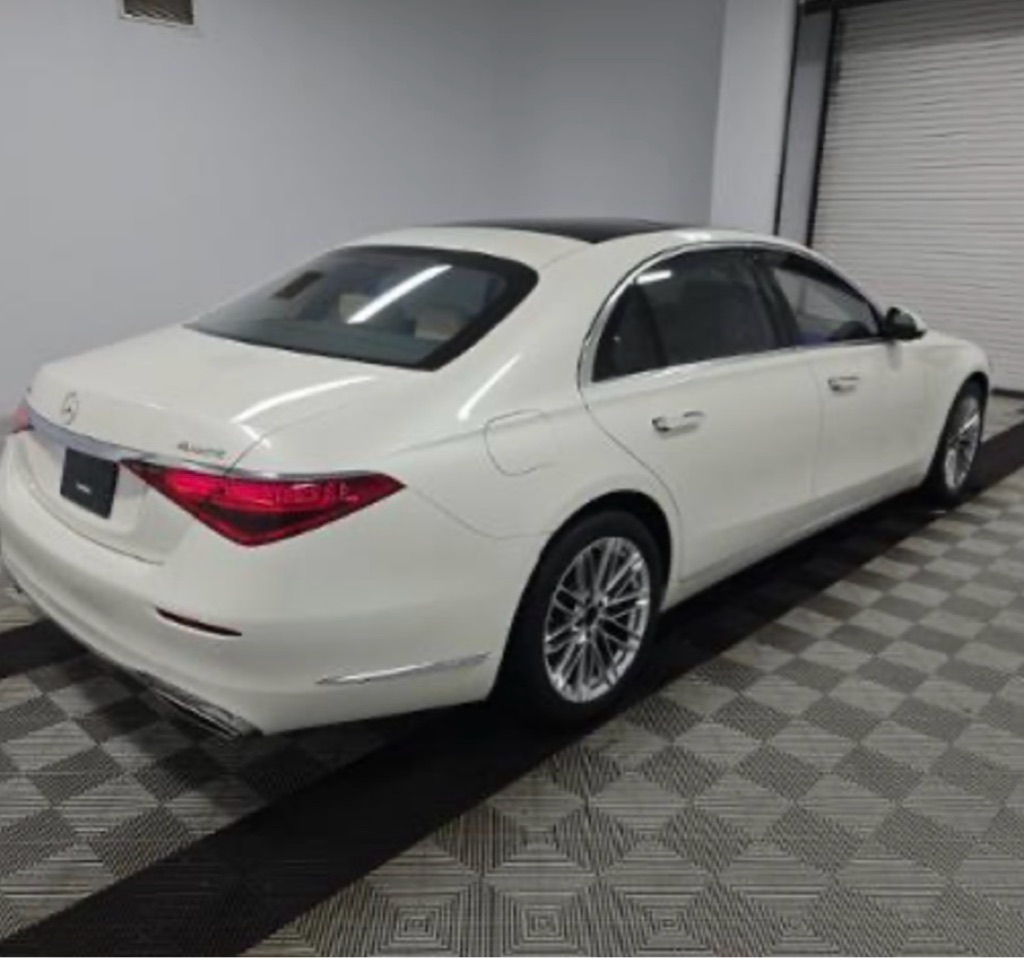 Photo 4 of this MERCEDES-BENZ S-CLASS