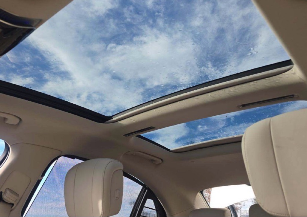 Photo 13 of this MERCEDES-BENZ S-CLASS