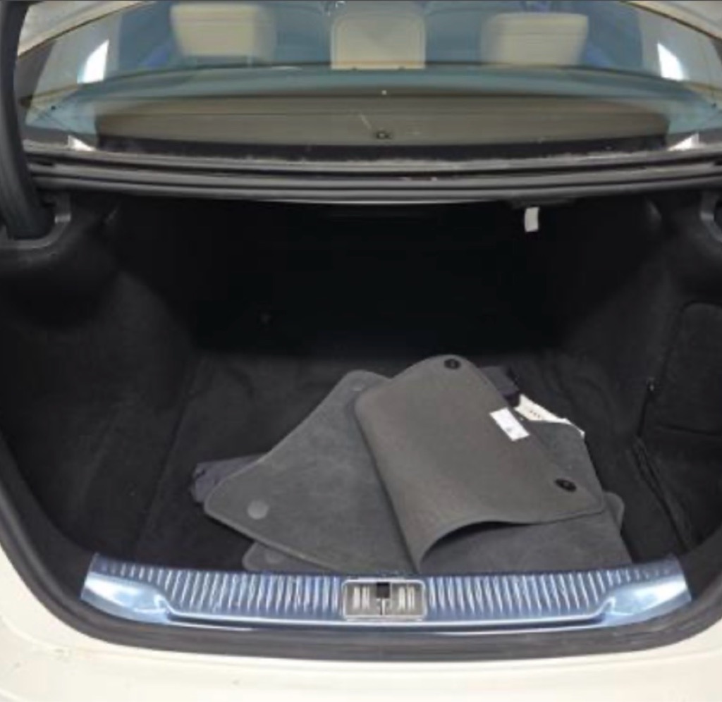 Photo 16 of this MERCEDES-BENZ S-CLASS
