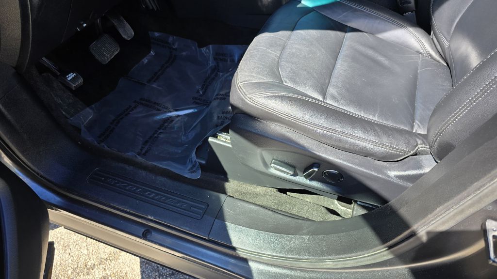 Photo 15 of this FORD EXPLORER