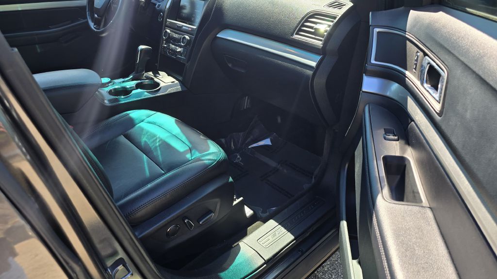 Photo 18 of this FORD EXPLORER
