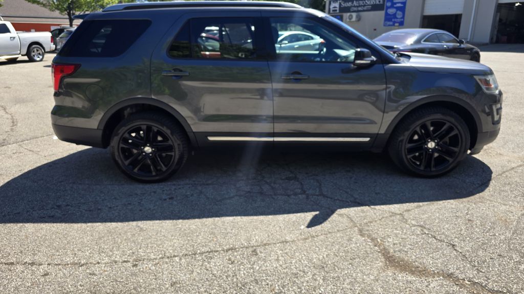 Photo 3 of this FORD EXPLORER