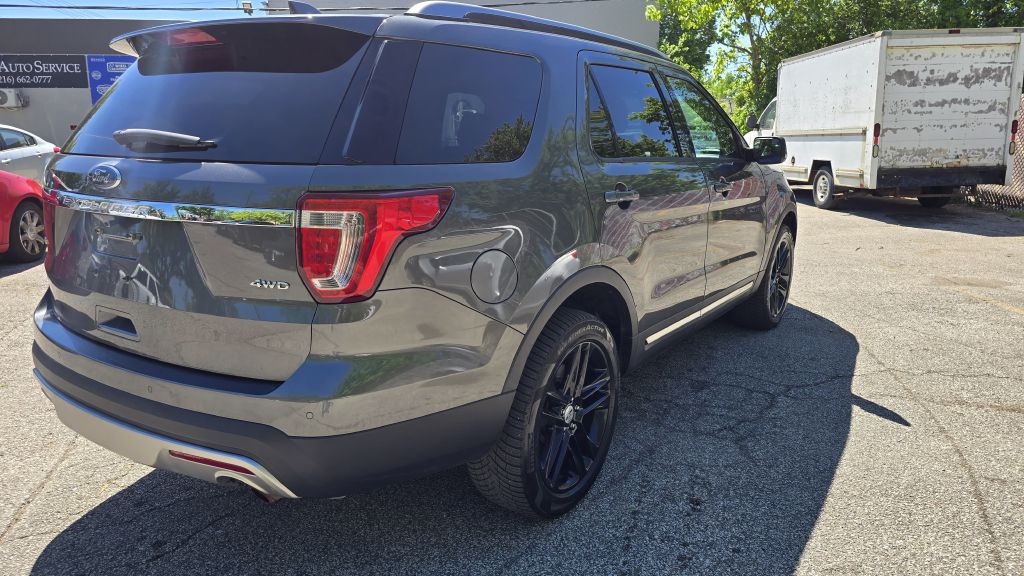 Photo 4 of this FORD EXPLORER
