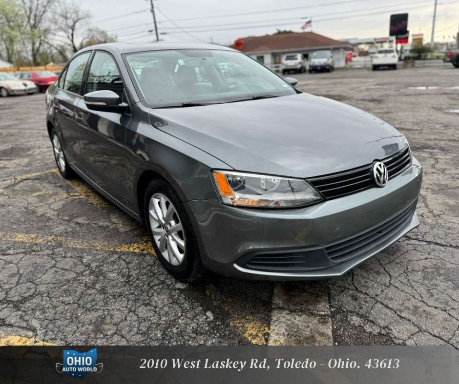 Silver 2012 Volkswagen Jetta SE Sedan Front-Wheel Drive Automatic