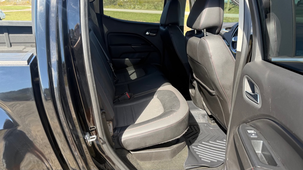 Photo 17 of this GMC CANYON