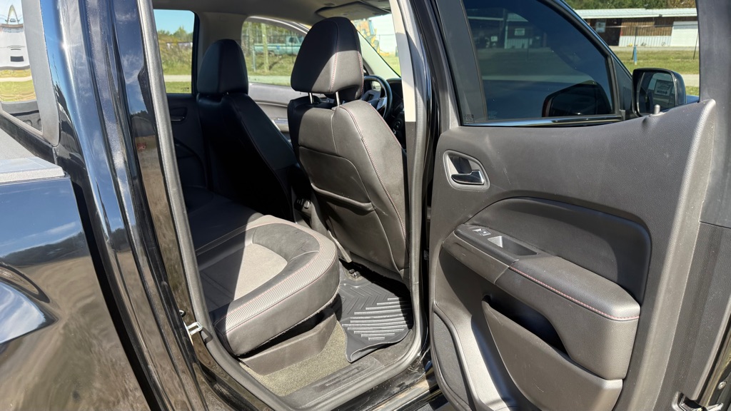 Photo 16 of this GMC CANYON