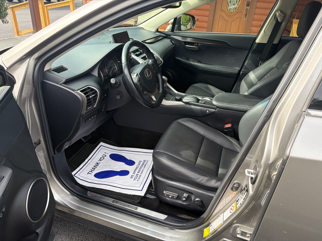 Photo 17 of this LEXUS NX 200T