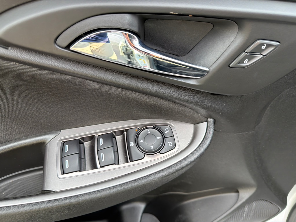 Photo 19 of this CHEVROLET MALIBU