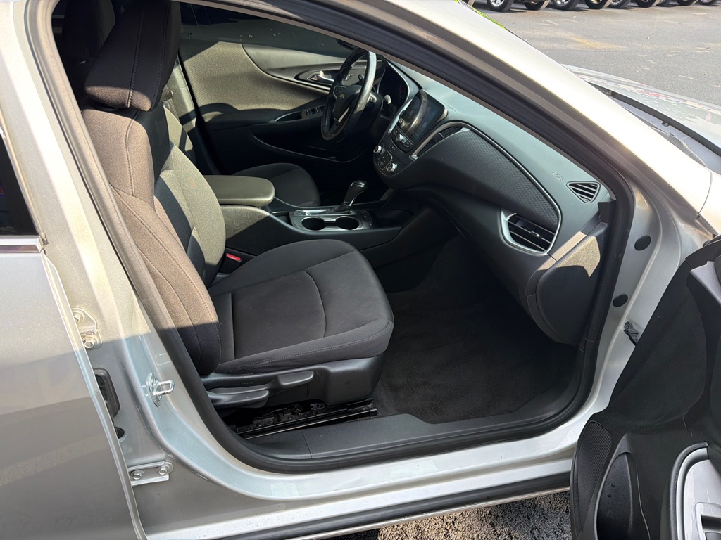 Photo 6 of this CHEVROLET MALIBU