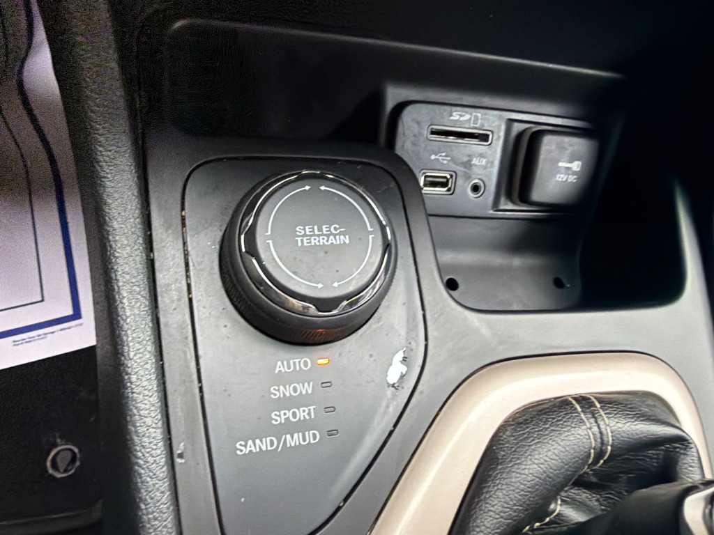 Photo 21 of this JEEP CHEROKEE