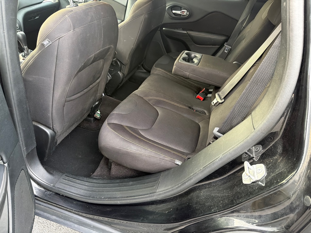 Photo 14 of this JEEP CHEROKEE