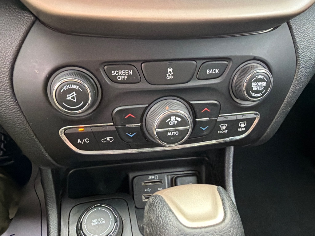 Photo 20 of this JEEP CHEROKEE