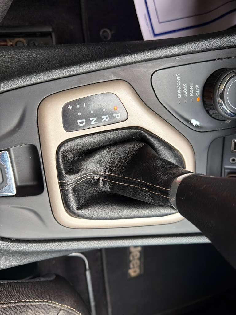 Photo 22 of this JEEP CHEROKEE