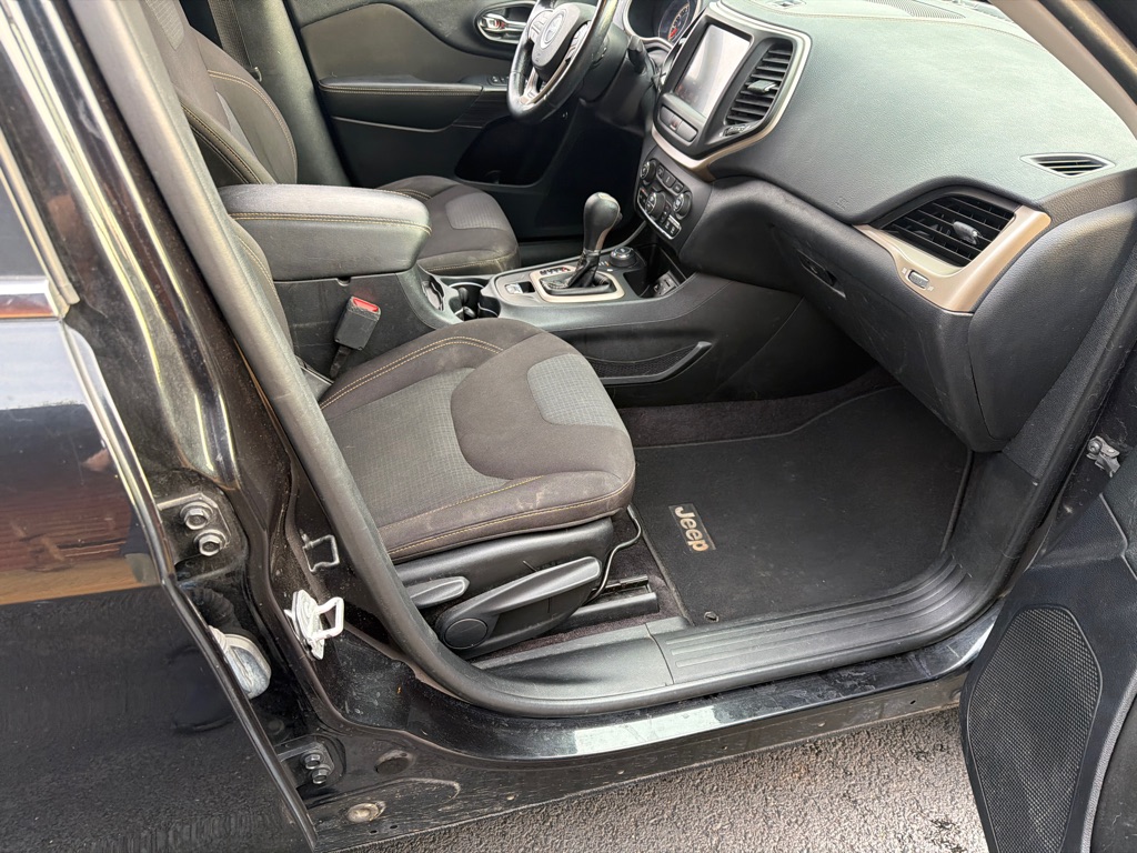 Photo 6 of this JEEP CHEROKEE