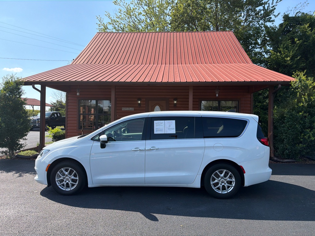 2023 Chrysler Voyager LX FWD   