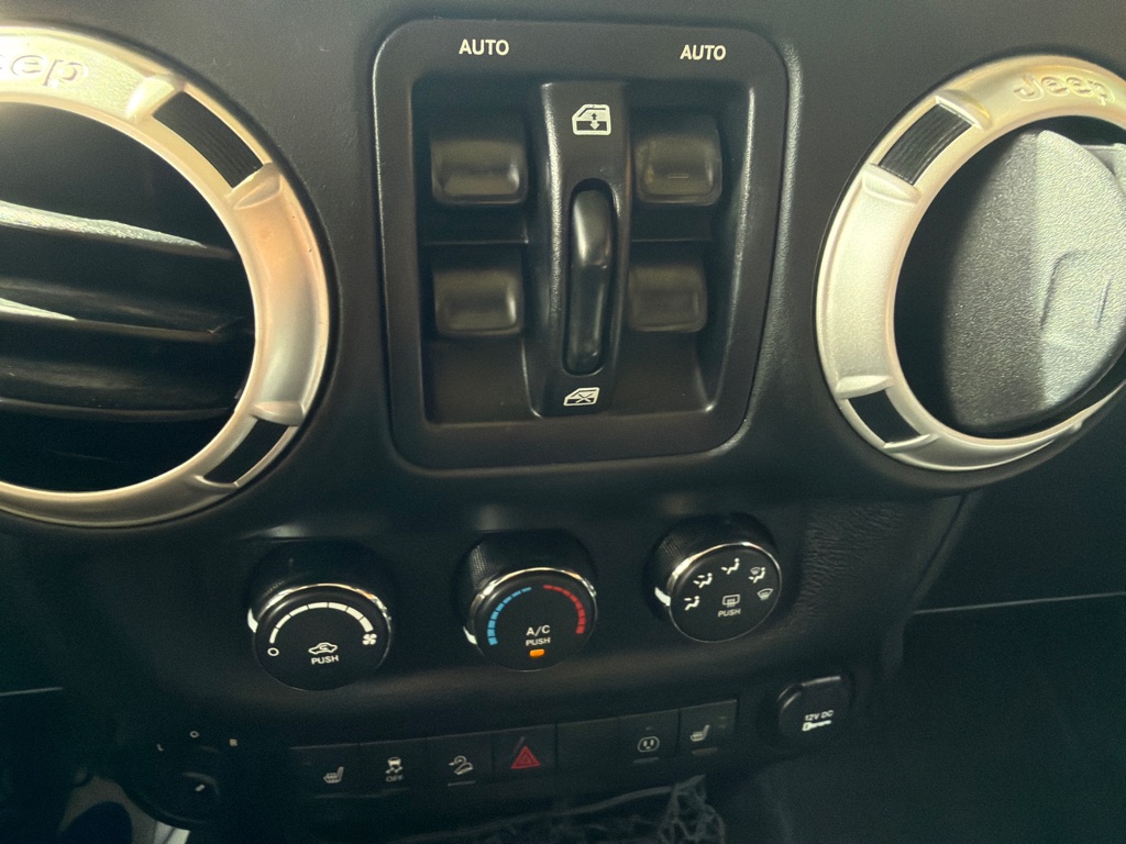 Photo 21 of this JEEP WRANGLER UNLIMI