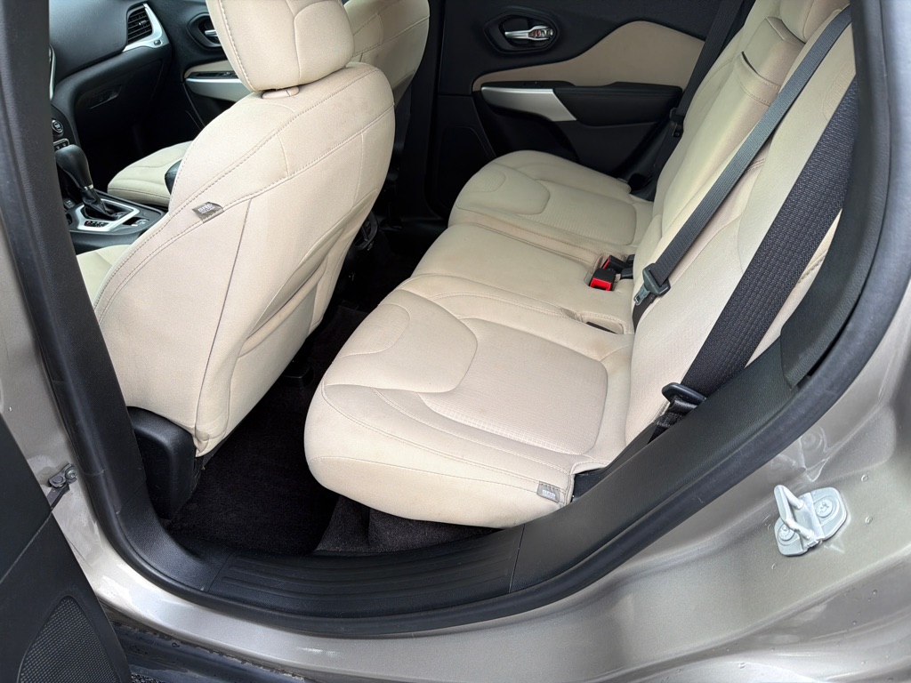 Photo 13 of this JEEP CHEROKEE