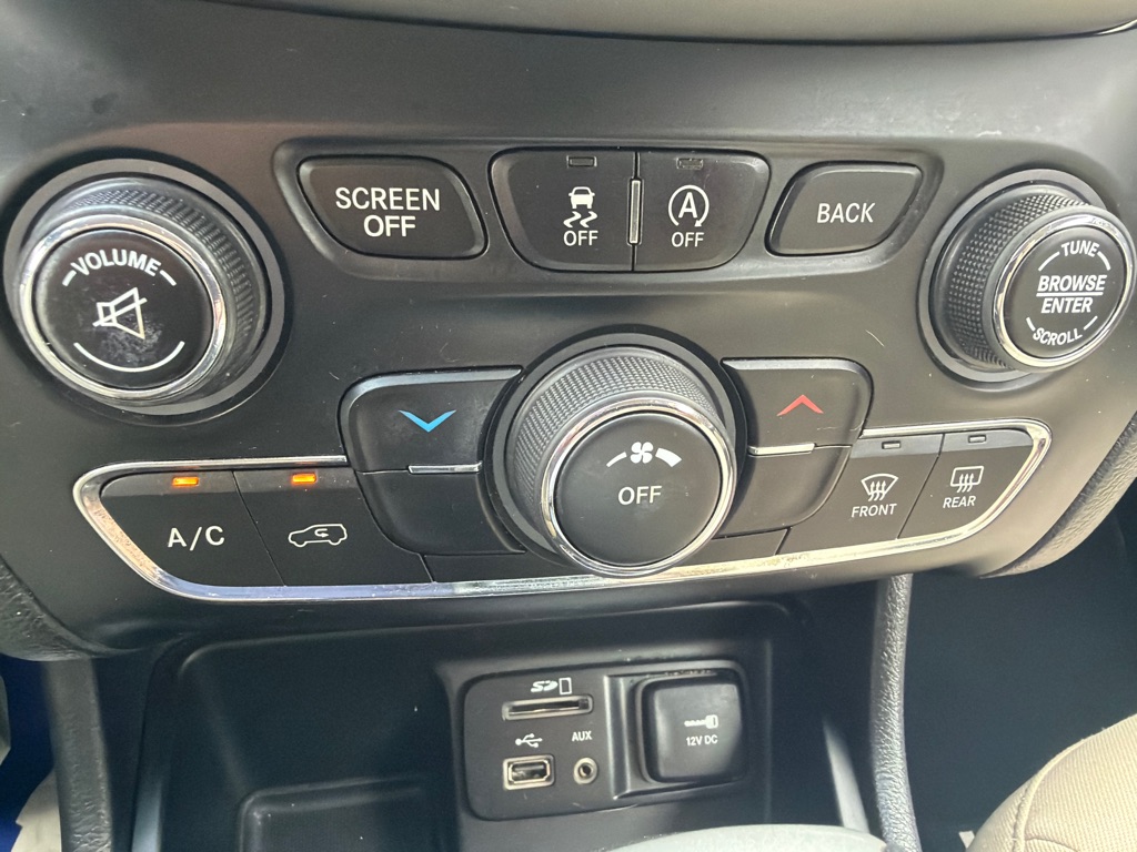 Photo 19 of this JEEP CHEROKEE