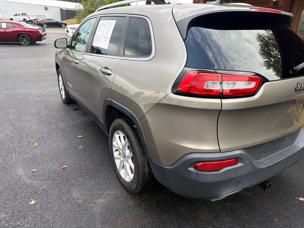 Photo 10 of this JEEP CHEROKEE