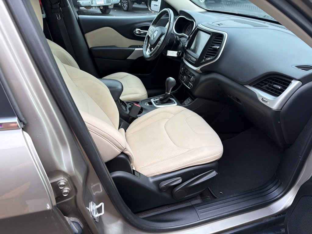 Photo 7 of this JEEP CHEROKEE