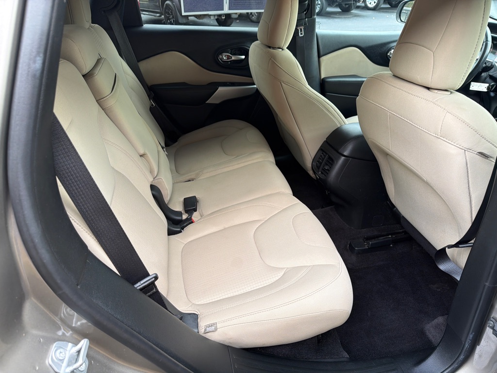 Photo 8 of this JEEP CHEROKEE