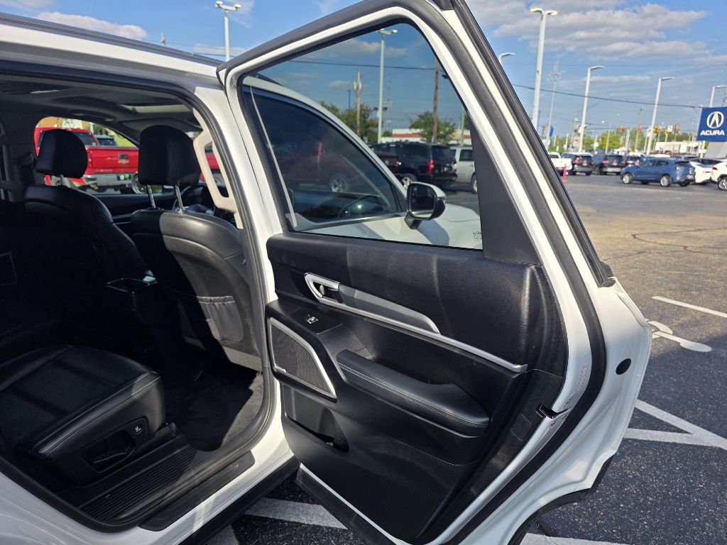 Photo 9 of this KIA TELLURIDE