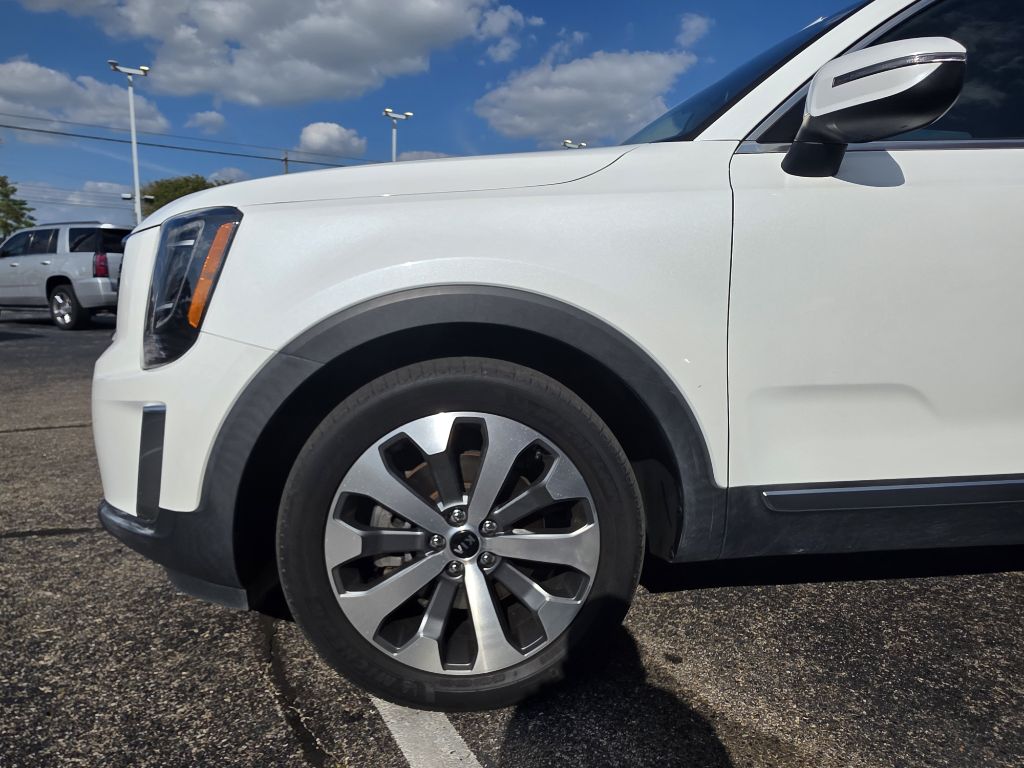 Photo 2 of this KIA TELLURIDE