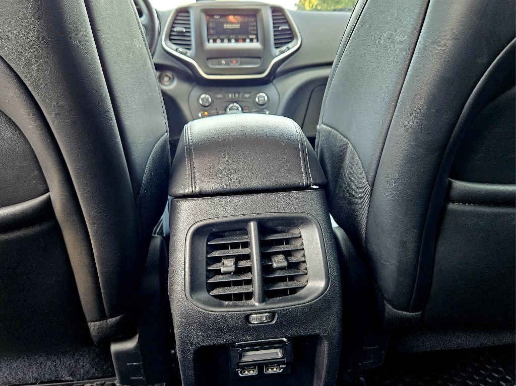 Photo 33 of this JEEP CHEROKEE
