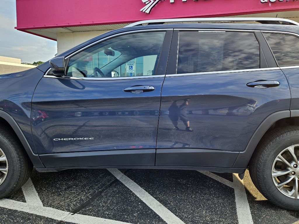 Photo 22 of this JEEP CHEROKEE