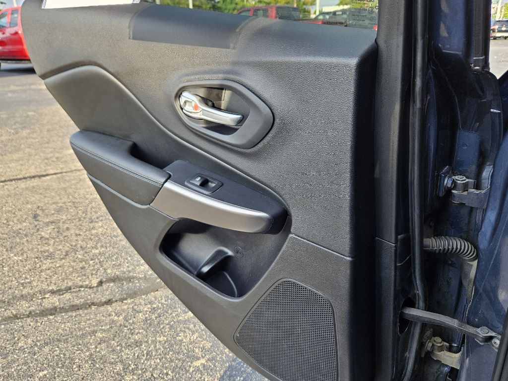 Photo 66 of this JEEP CHEROKEE