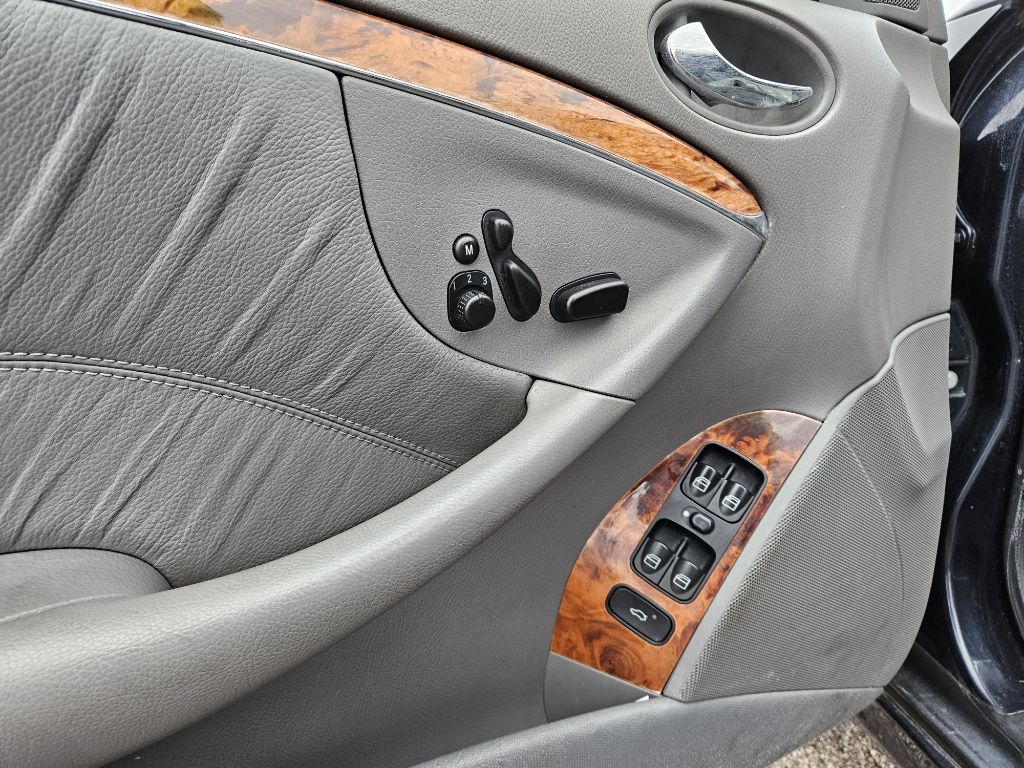 Photo 28 of this MERCEDES-BENZ CLK 350