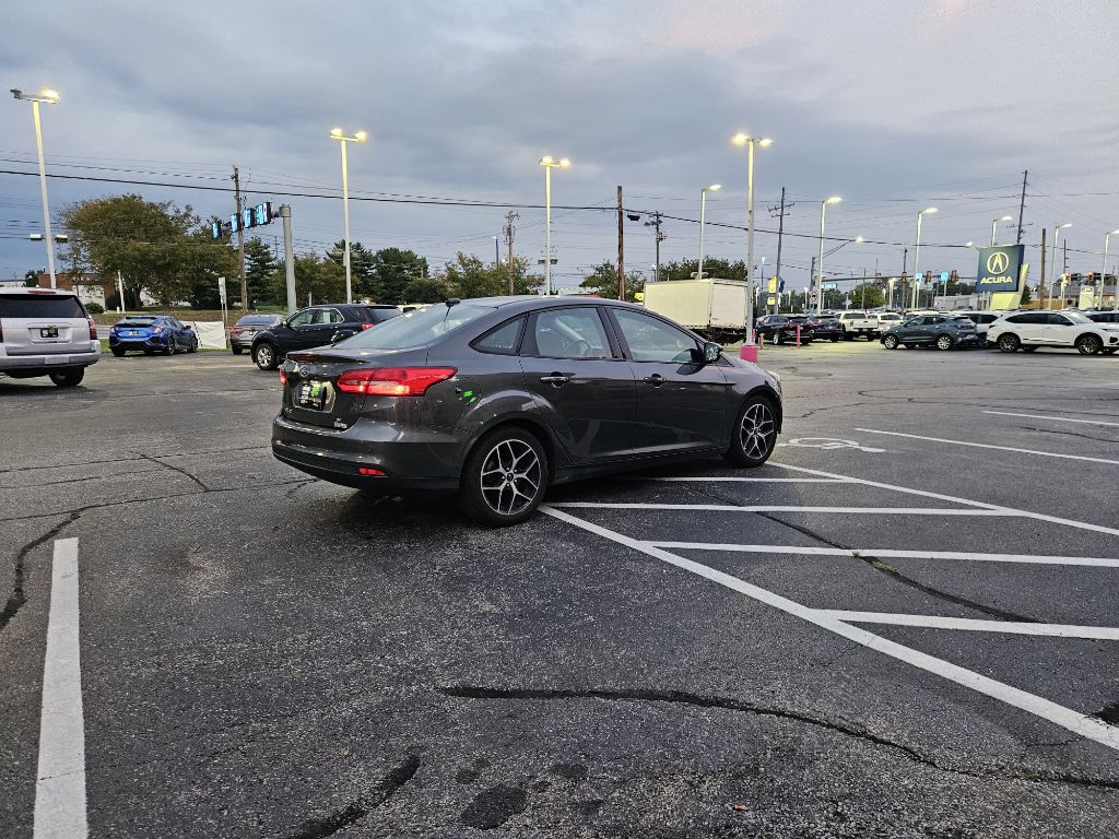 Photo 39 of this FORD FOCUS