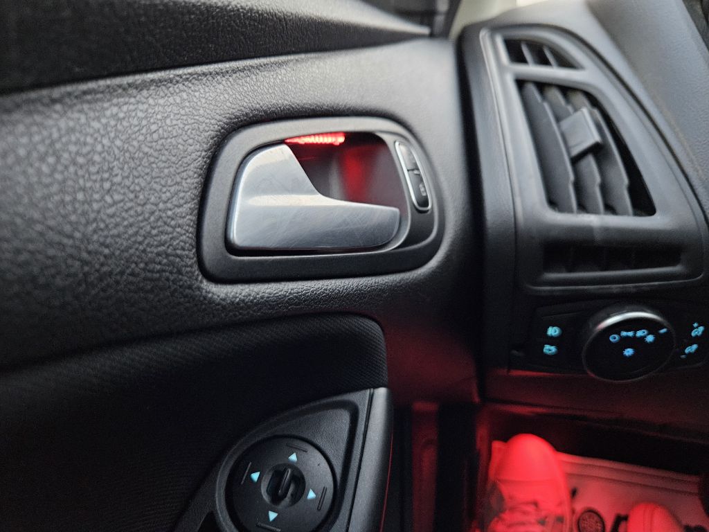 Photo 30 of this FORD FOCUS