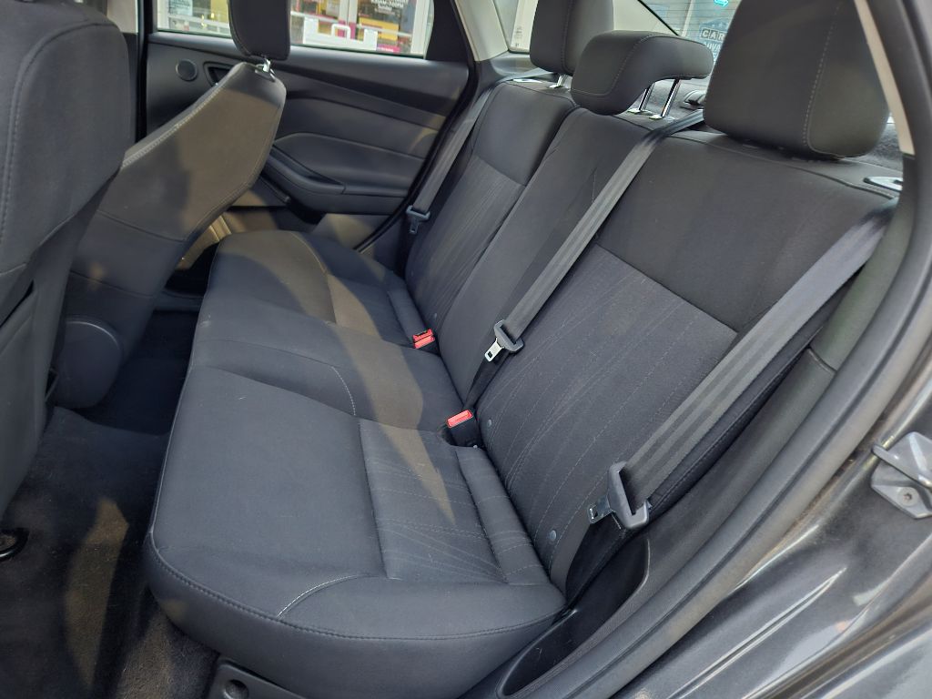 Photo 31 of this FORD FOCUS