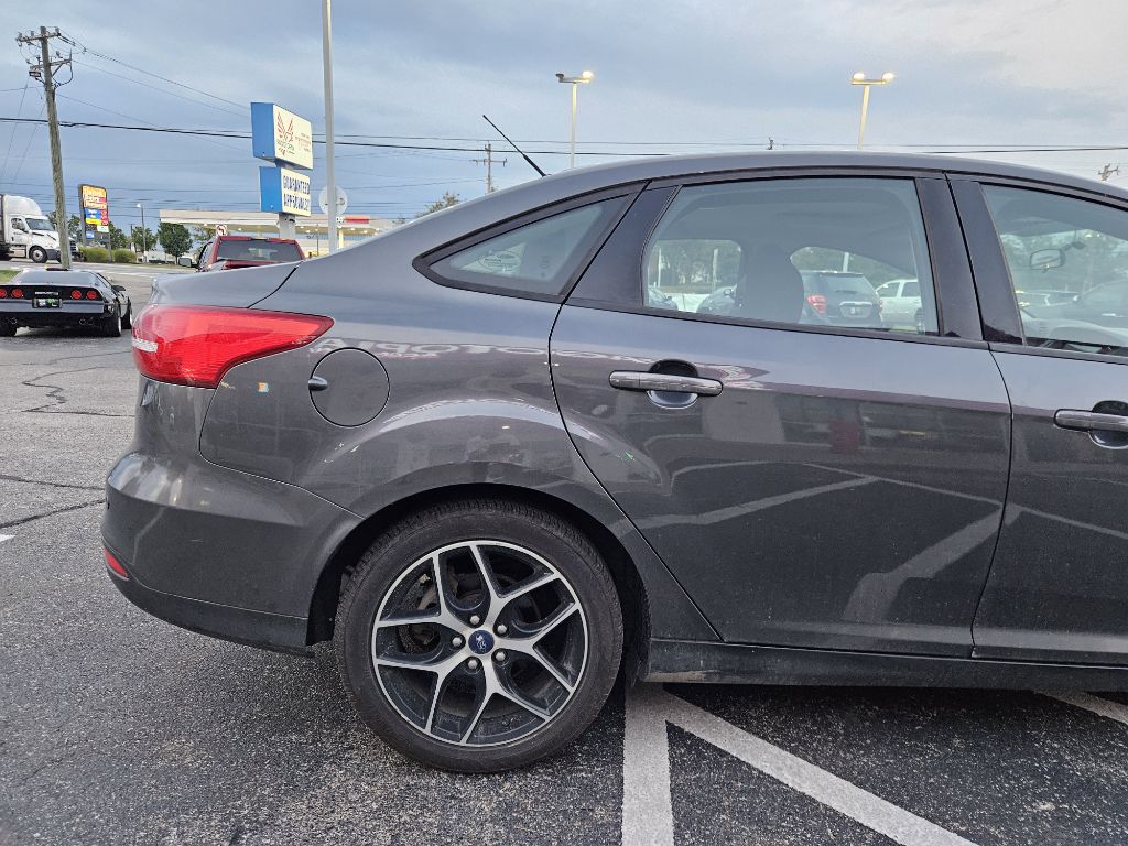 Photo 8 of this FORD FOCUS