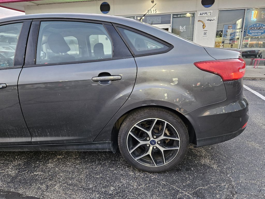 Photo 34 of this FORD FOCUS