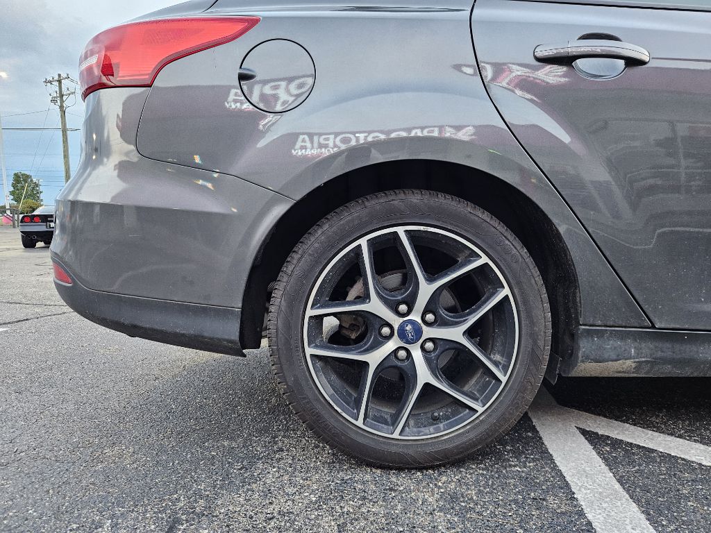 Photo 12 of this FORD FOCUS