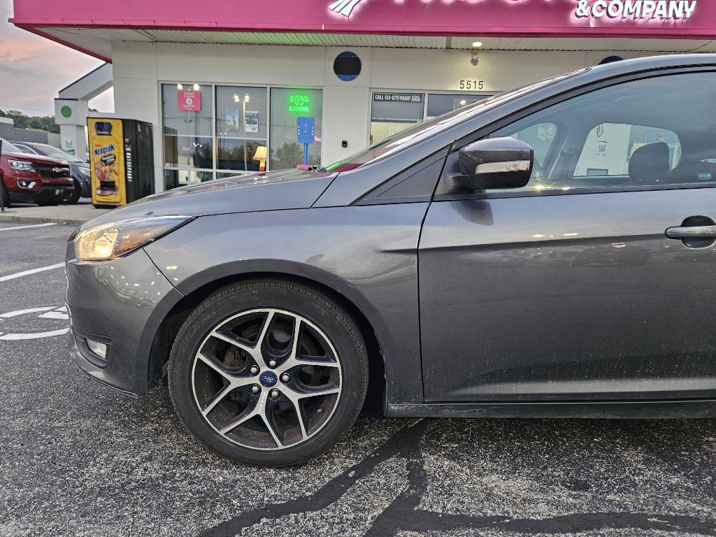 Photo 36 of this FORD FOCUS