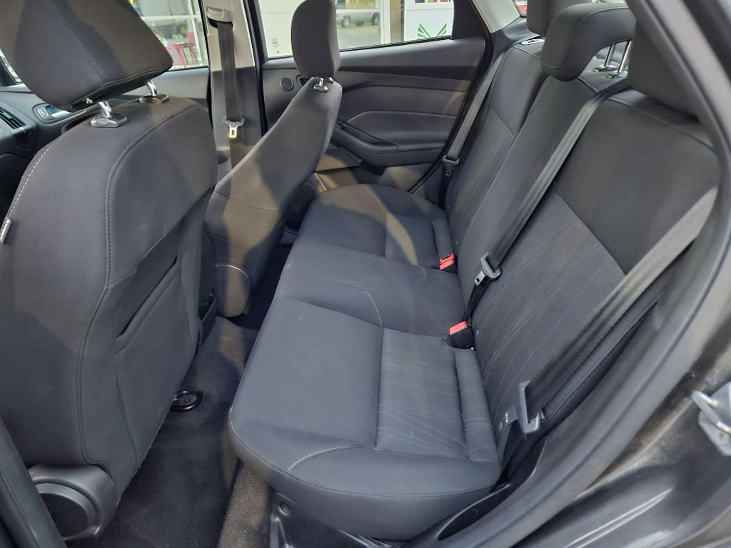 Photo 28 of this FORD FOCUS