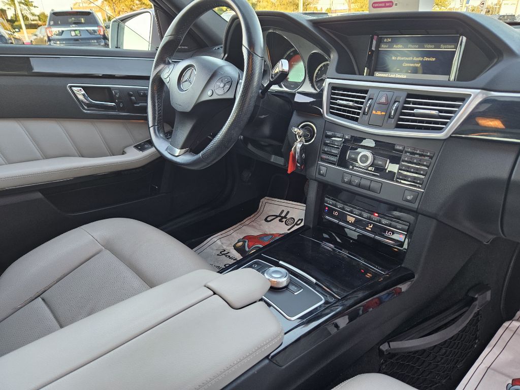 Photo 13 of this MERCEDES-BENZ E-CLASS