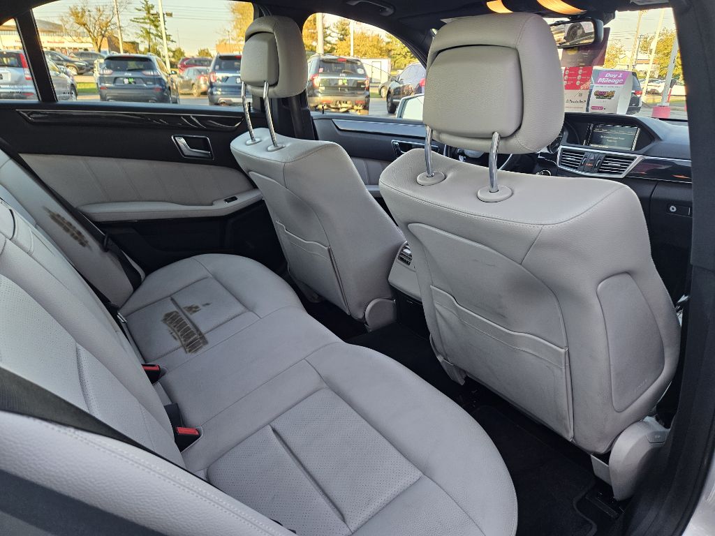 Photo 48 of this MERCEDES-BENZ E-CLASS