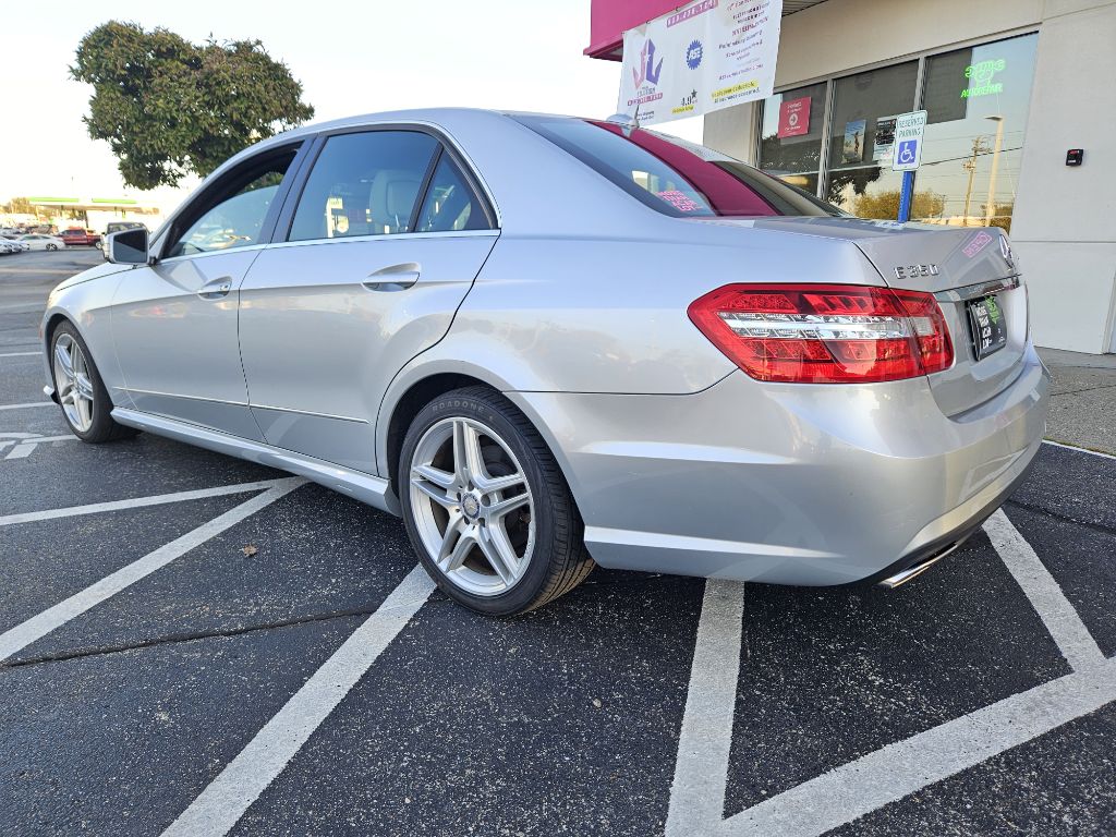 Photo 39 of this MERCEDES-BENZ E-CLASS