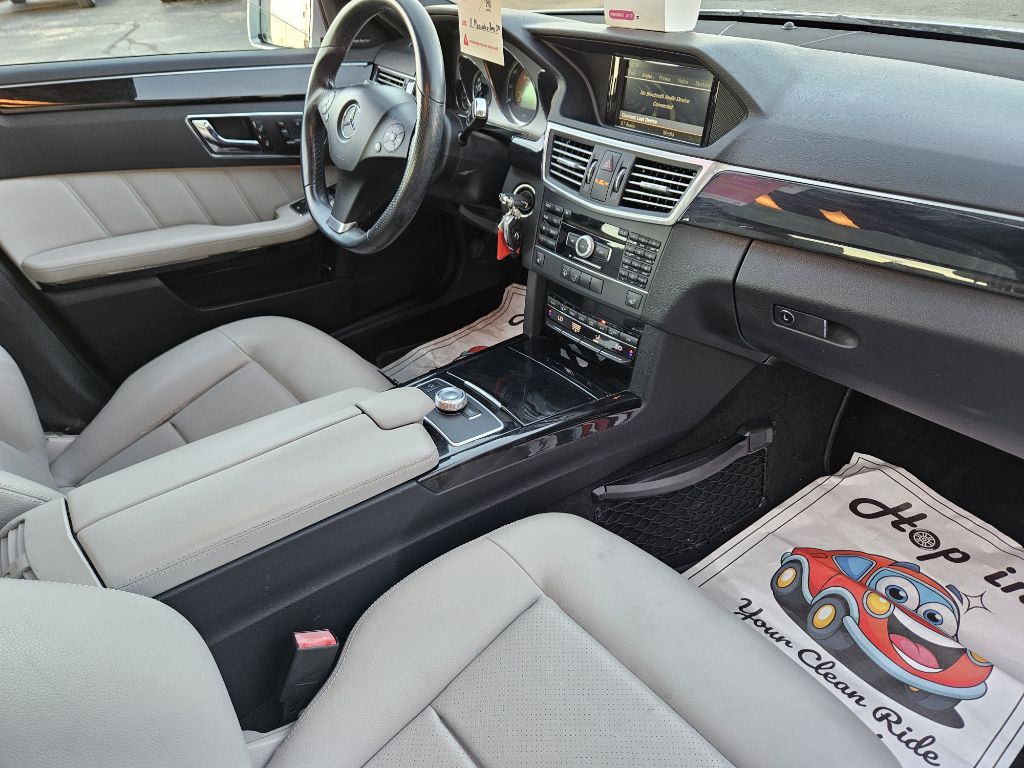 Photo 18 of this MERCEDES-BENZ E-CLASS