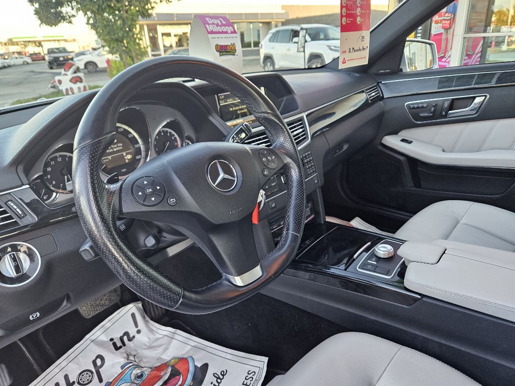 Photo 26 of this MERCEDES-BENZ E-CLASS